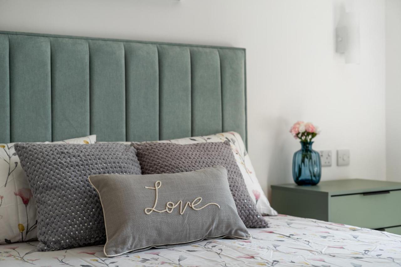 Newly Refurbished 2 Bed Flat Lägenhet Mill Hill Exteriör bild