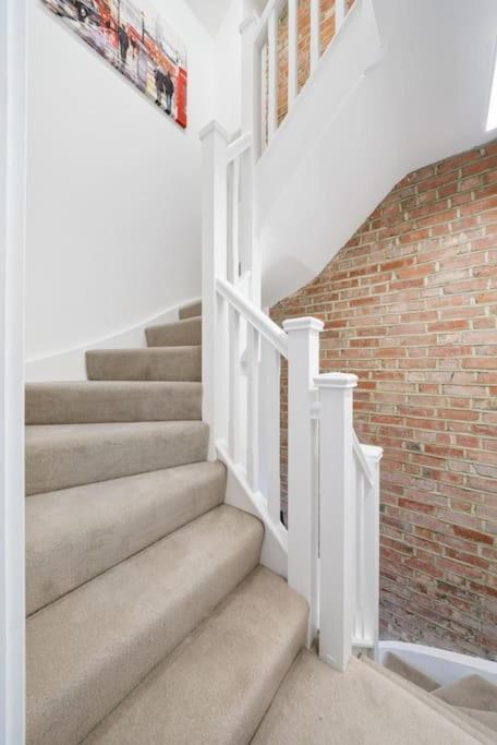 Newly Refurbished 2 Bed Flat Lägenhet Mill Hill Exteriör bild